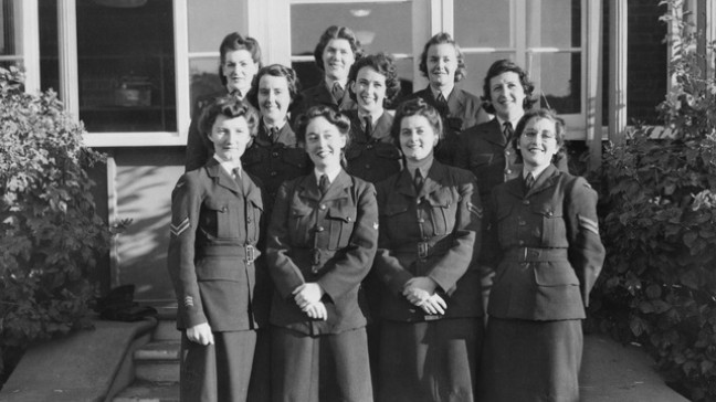 Special telegraphists outside Central Bureau HQ (AWM P00123.001, www.awm.gov.au/collection/C38702)