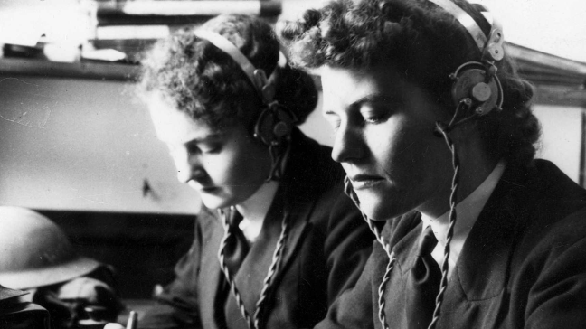 Members of WRANS tapping out messages on the WT keys (Argus Newspaper Collection of Photographs, State Library of Victoria)