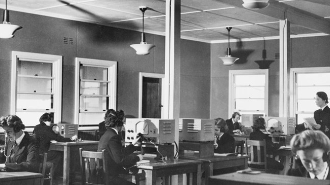 WRANS at work in wireless telegraphy room at HMAS Harman (AWM P00361.003, www.awm.gov.au/collection/C51989)