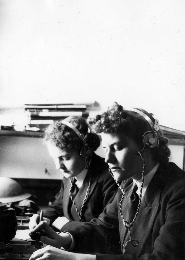 Members of WRANS tapping out messages on the WT keys (Argus Newspaper Collection of Photographs, State Library of Victoria)