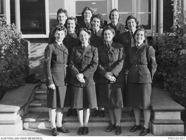 Special telegraphists outside Central Bureau HQ (AWM P00123.001, www.awm.gov.au/collection/C38702)